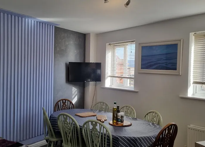Sea Escape The Tardiis Beachfront Location Aberavon Beach Exclusive Contractor Booking 4 Bed Driveway Parking